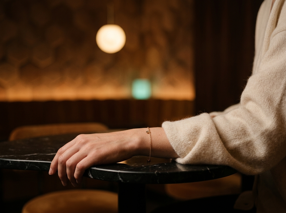 Lounge 的 Cast:日常便服、毛衣與牛仔褲